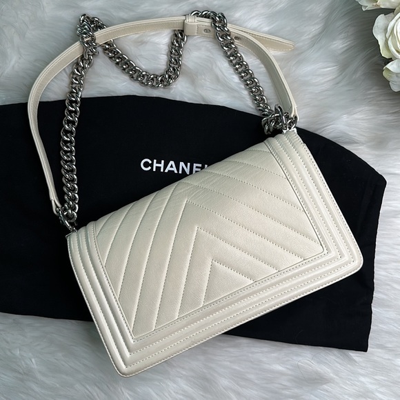 CHANEL WHITE Chevron Flap Bag Yes!!! White!!  Silver Chain - Picture 3 of 13